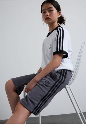 Adidas Originals Kindershorts Größe 152 von Top